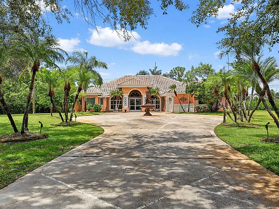 2nd image of 7852 SE Saddlebrook Drive