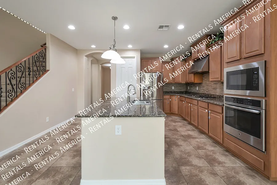 4 bed, 2721 sqft, $2,950 — Photo 4
