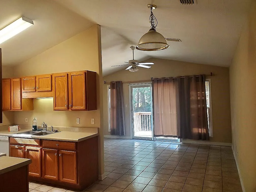 3 bed, 1380 sqft, $1,700 — Photo 4