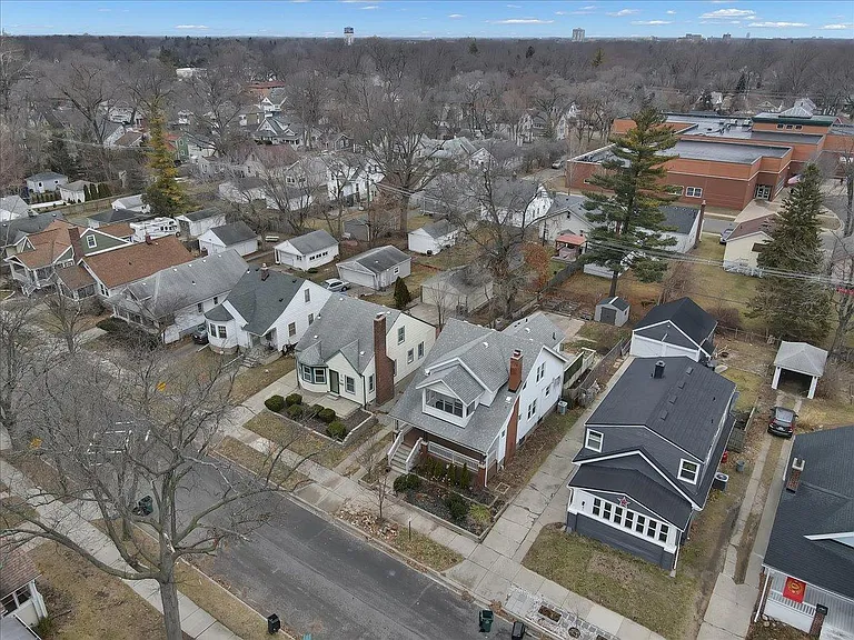 271 E Woodland St — Photo 48