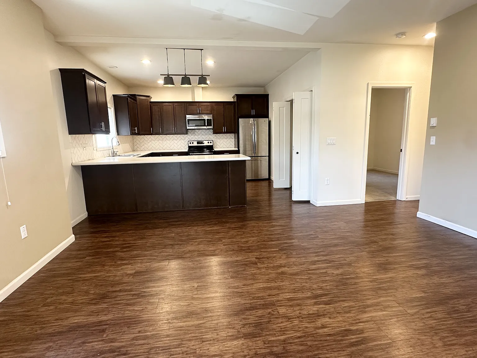 6 bed, 1840 sqft, $2,832 — Photo 4