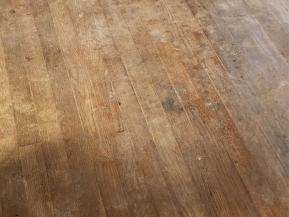 4th image of 702 Maple St