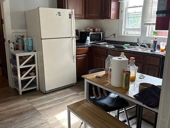 4th image of 72 Winspear Ave