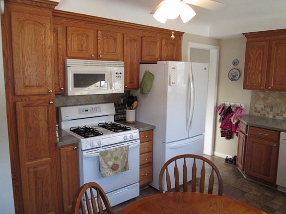 5th image of 17639 Leslie Ave