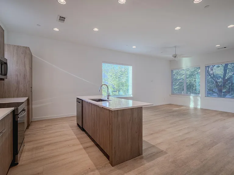4911 Belmont Ave #13 — Photo 31