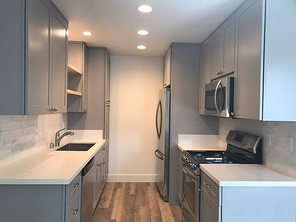 Great kitchen! Big pantry, full size fridge with filtered i