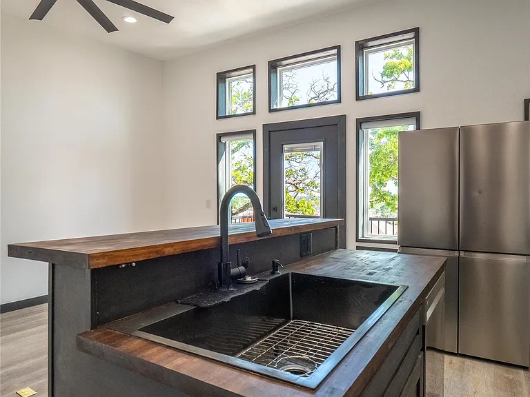 351 E Washington Ave — Photo 10