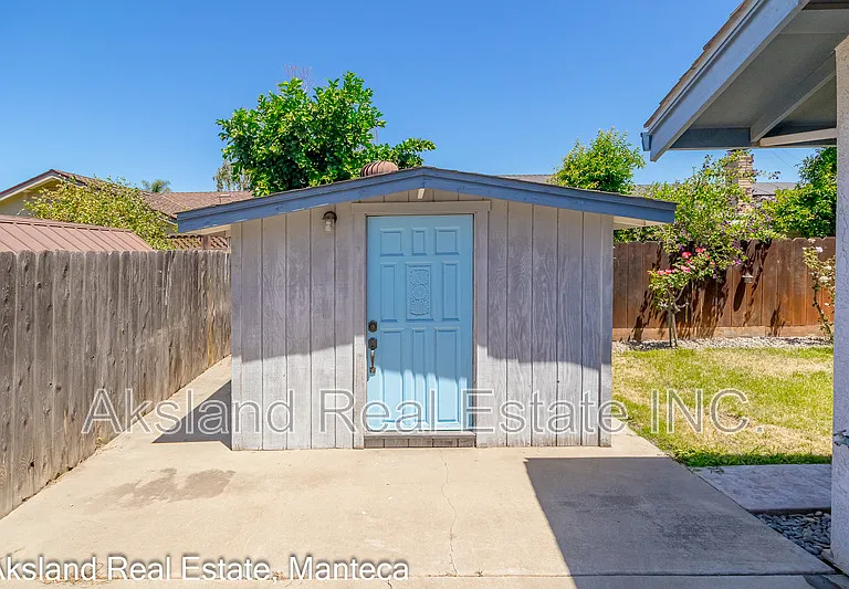 1635 Crom St — Photo 23