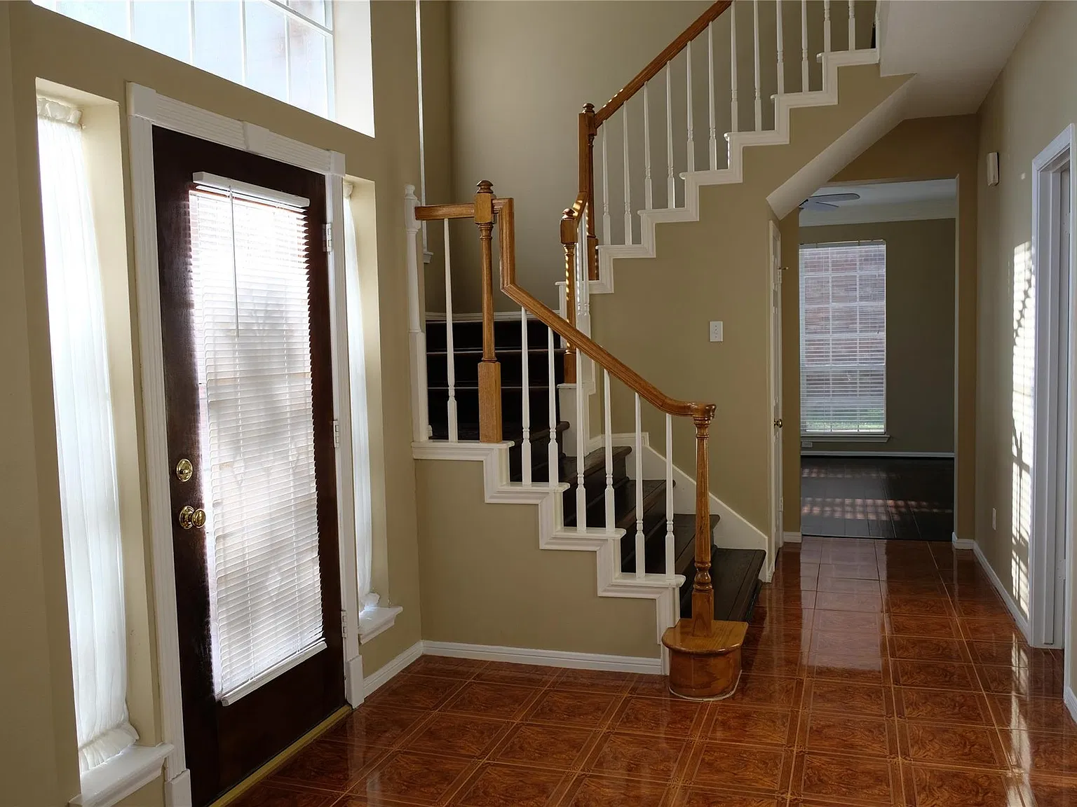 4 bed, 2.5 bath, 2445 sqft, $2,600 — Photo 3