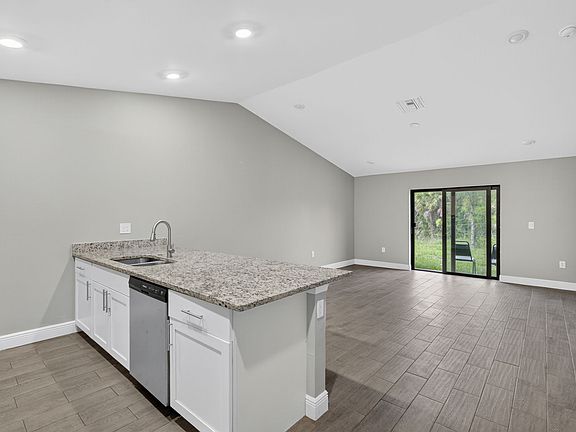 5th image of 839 Bedford Dr