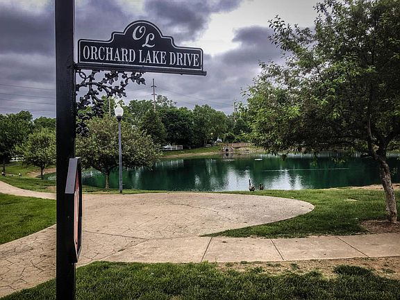 3rd image of 3913 Orchard Lake Dr