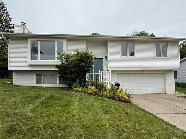 30 Denbigh Dr, Iowa City, IA 52246