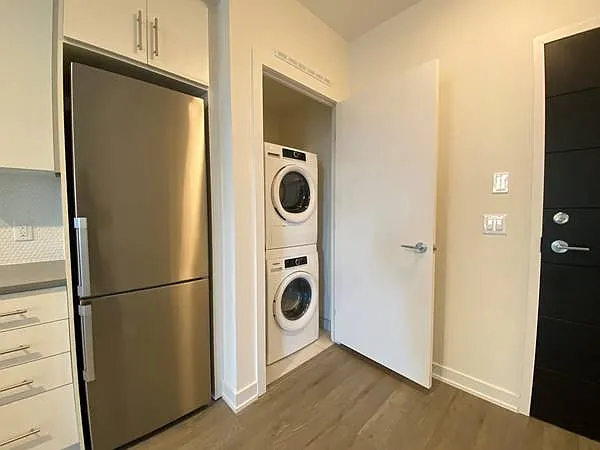 212 King William St #404 — Photo 9