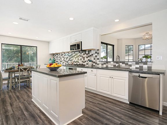 5th image of 15628 Vista Vicente Dr