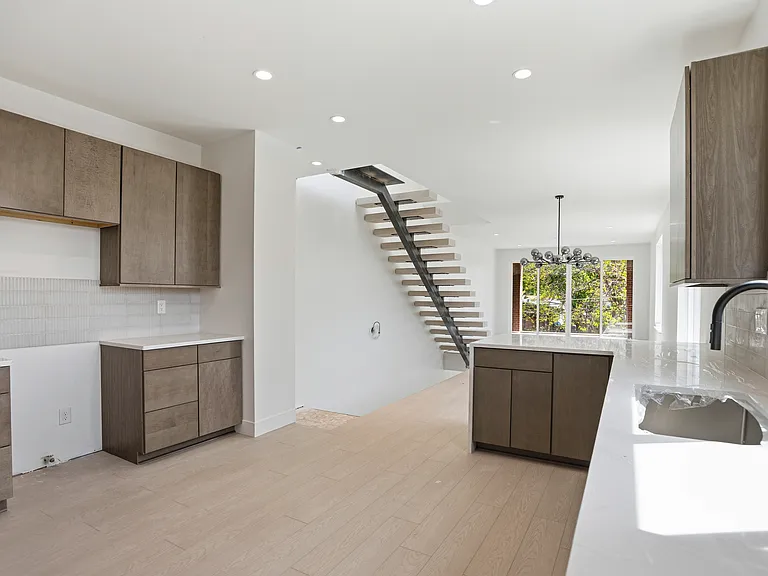 W 37th Ave — Photo 16