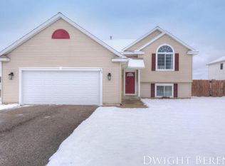 633 Chary View Ct, Kent City, MI 49330