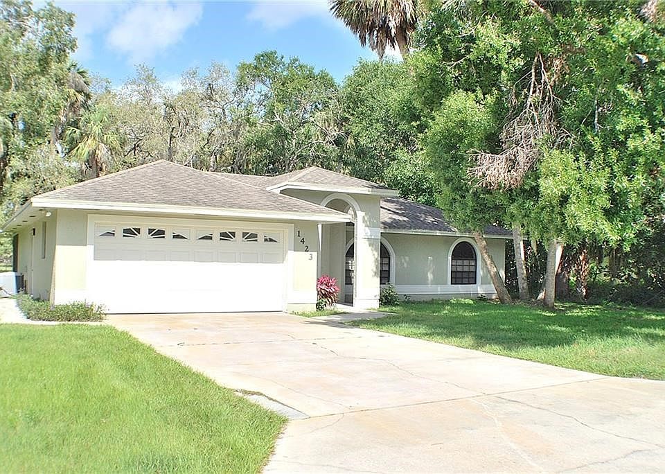 Wonderful CBS 3 bedroom , 2 bath home with 2 car garage in popular southwest section of Okeechobee