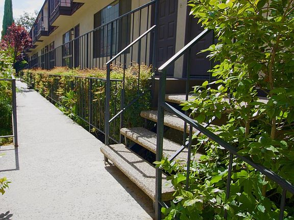 2nd image of 4459 Ventura Canyon Ave APT 3