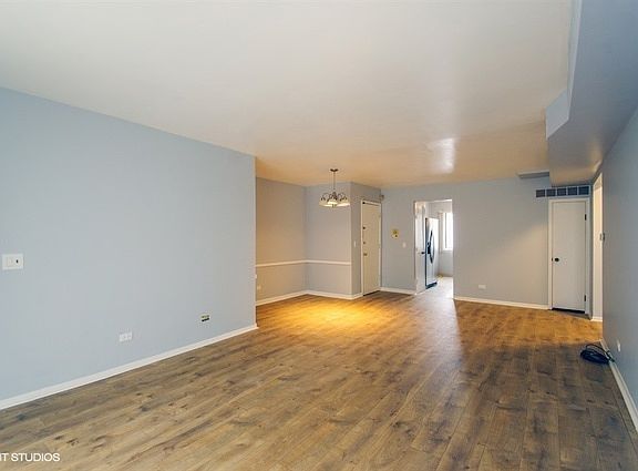 3rd image of 6451D N Northwest Hwy APT 1C