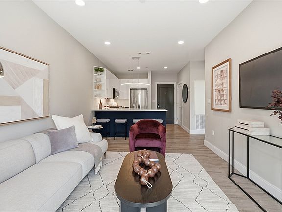 3rd image of 656 Saratoga St #306