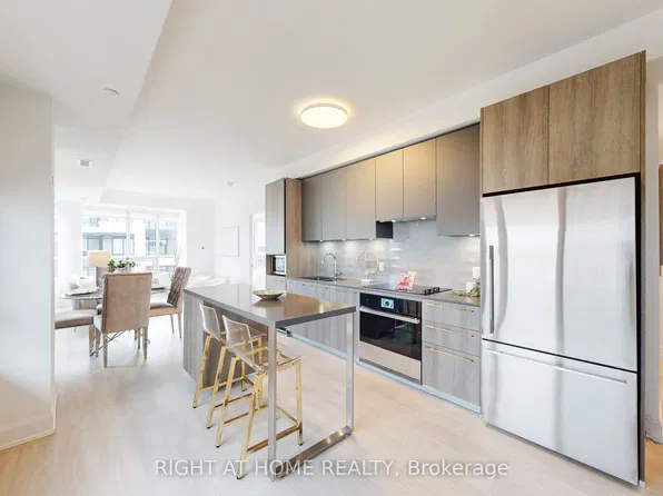 38 Water Walk Dr #818, Markham, ON L3R 6M8