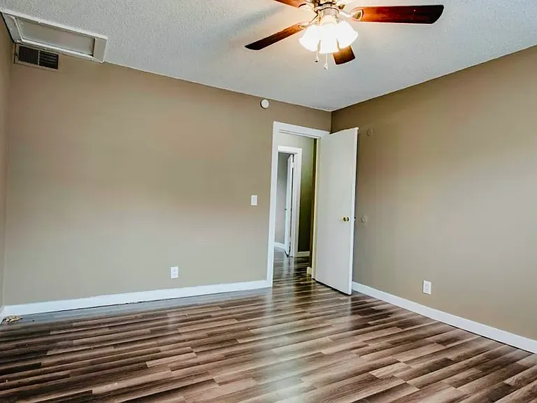 2337 Oak Ct #2337 — Photo 3