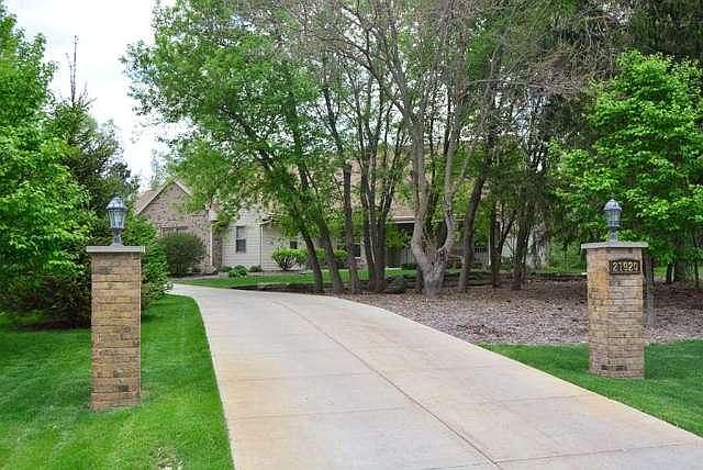 Grand entry to private cul de sac home!
