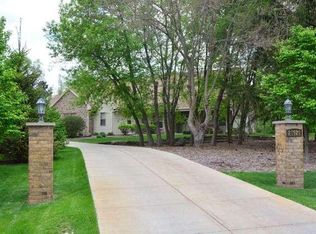 21920 W Broadale Dr, New Berlin, WI 53146
