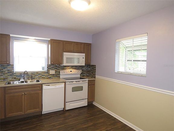 3rd image of 418 Narvaezi St