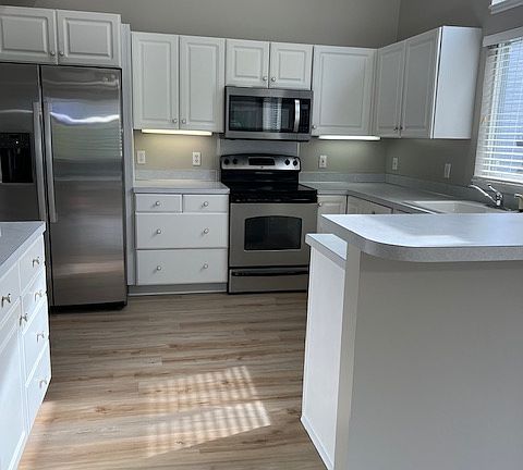 Kitchen, under cabinet lighting