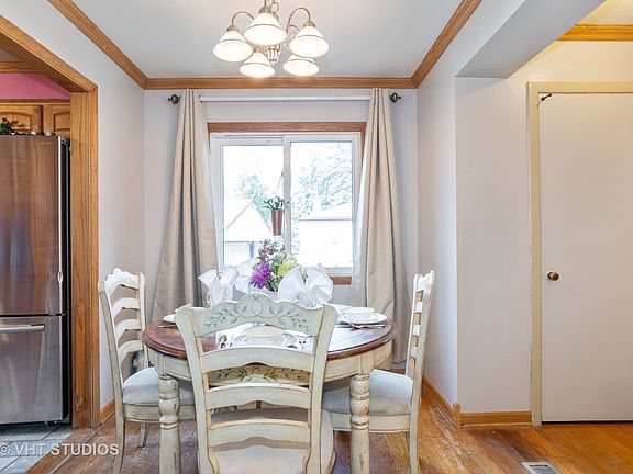 3rd image of 635 E Clarendon Ave