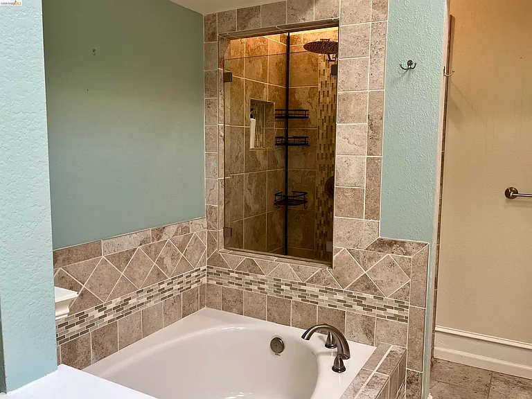 2420 Wayfarer Ct — Photo 13