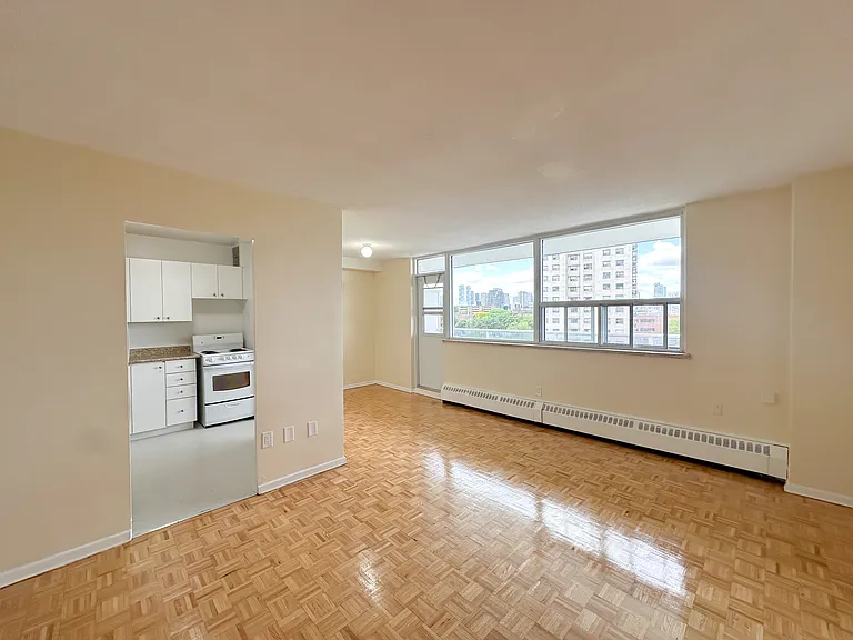 25 Paisley Blvd W — Photo 3