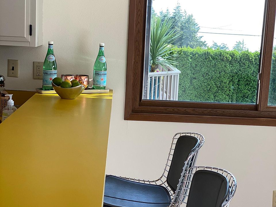 Eat-in space at the bar - or add a bistro table