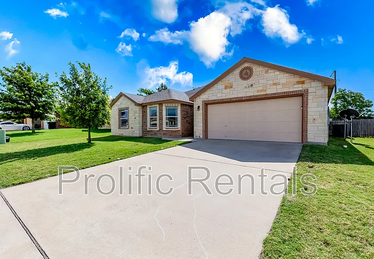 5102 Screaming Eagle Cir — Photo 2