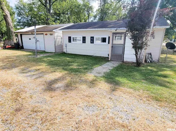 595 West St, Louisville, IL 62858