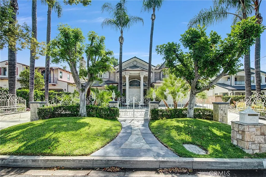 6 bed, 5.5 bath, 6731 sqft, $13,900 — Photo 2