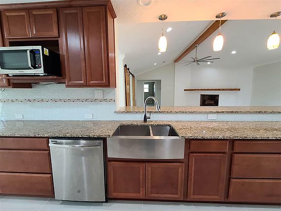 5th image of 433 W Pineshadows Dr