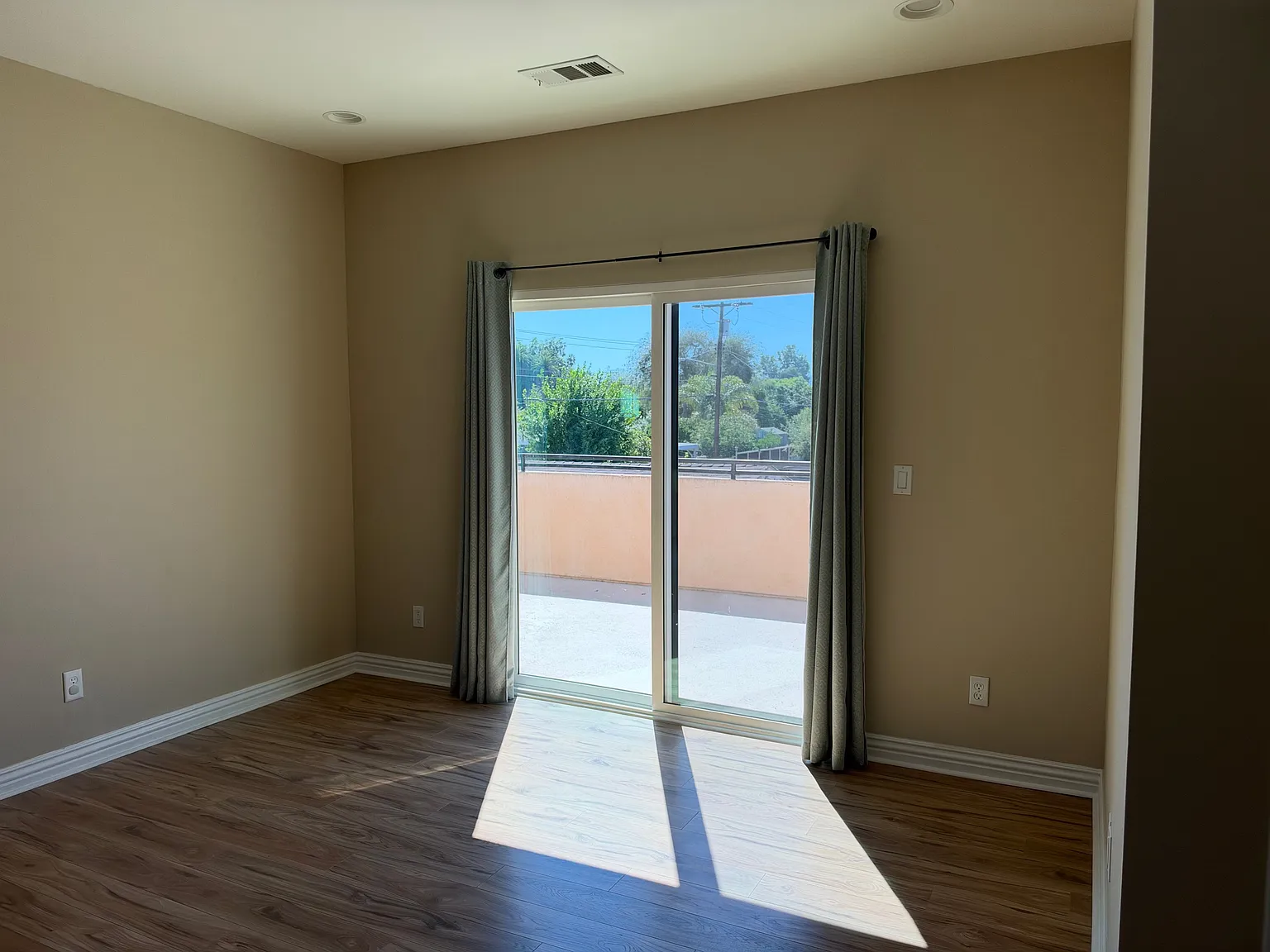 1 bed, 800 sqft, $1,900 — Photo 3