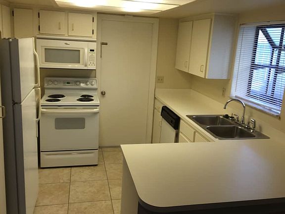 4th image of 665 Lake Dexter Cir