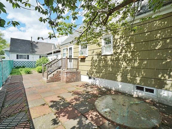 4th image of 186 Fanning St