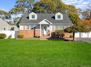 79 Beecher Rd, North Babylon, NY 11703