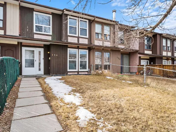 124 Berkley Way NW, Calgary, AB T3K 1B6