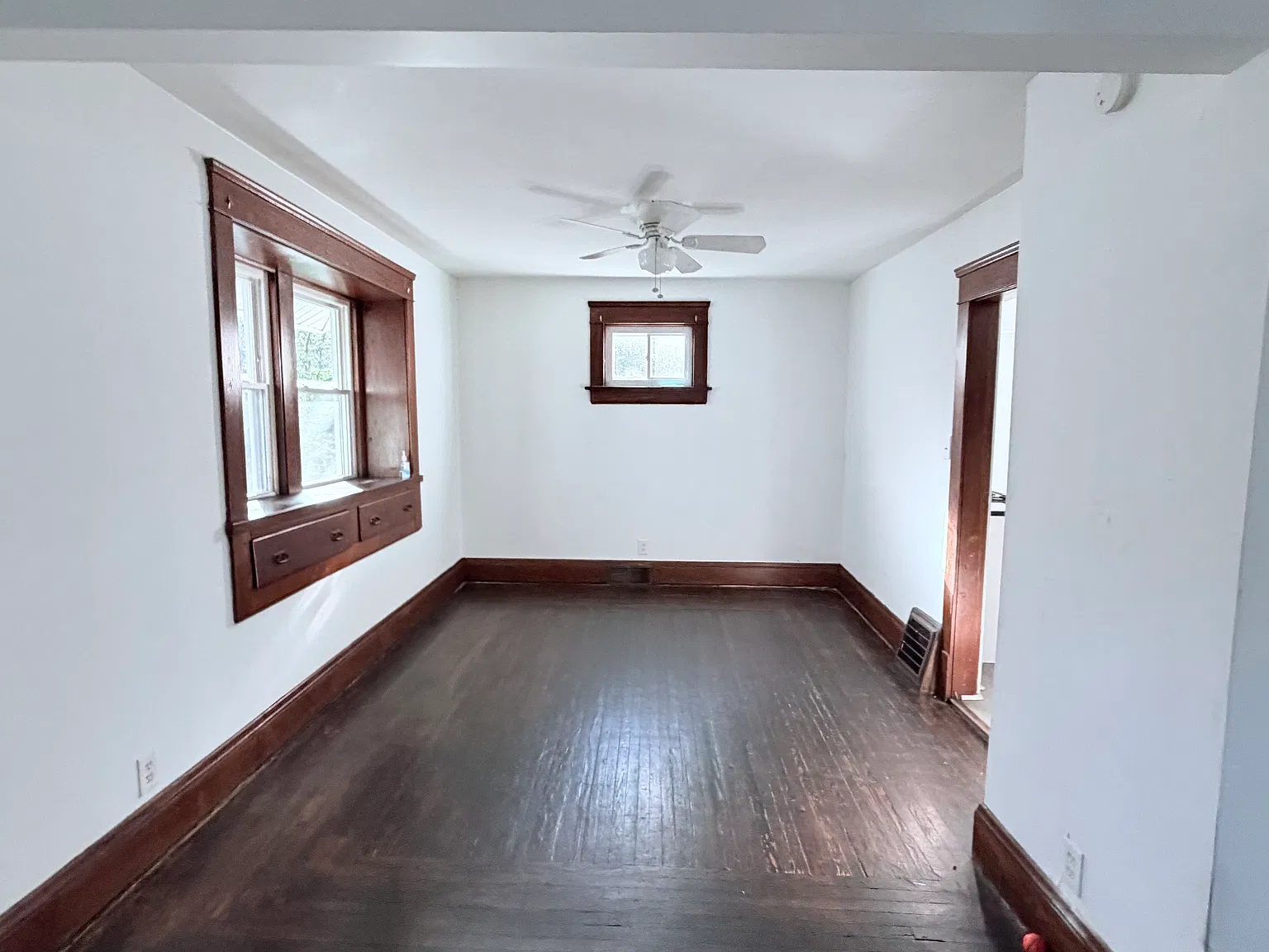 3 bed, 949 sqft, $1,275 — Photo 2