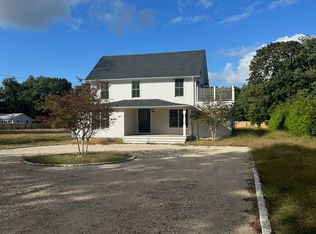 11 Shinnecock Rd, Hampton Bays, NY 11946