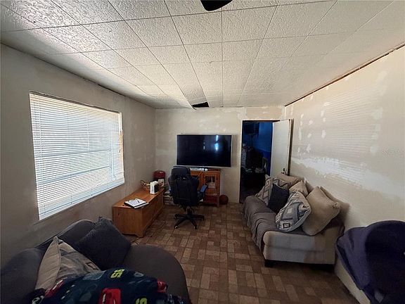 4th image of 10904 Ross St