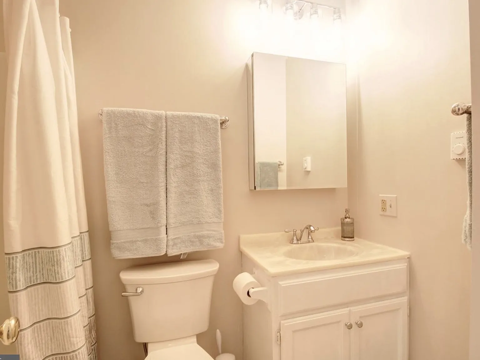 3 bed, 1040 sqft, $2,500 — Photo 3