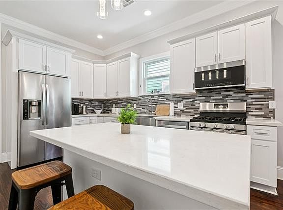 4th image of 2104 Marais St