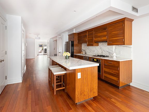 3rd image of 245 W 71st St