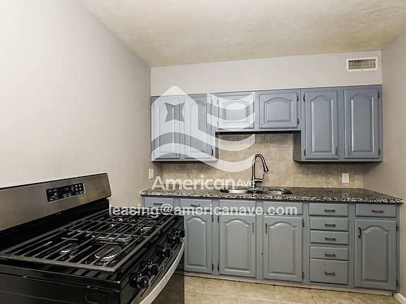 1018548_004_kitchen_4.jpg